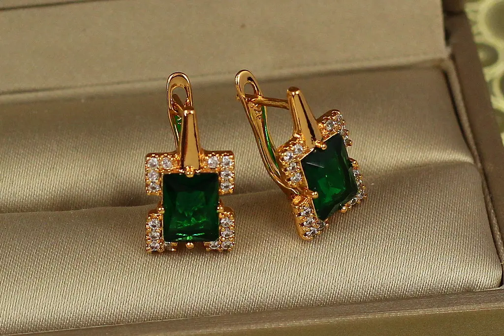 Сережки Xuping Jewelry Екран із зеленим каменем 1,7 см золотисті