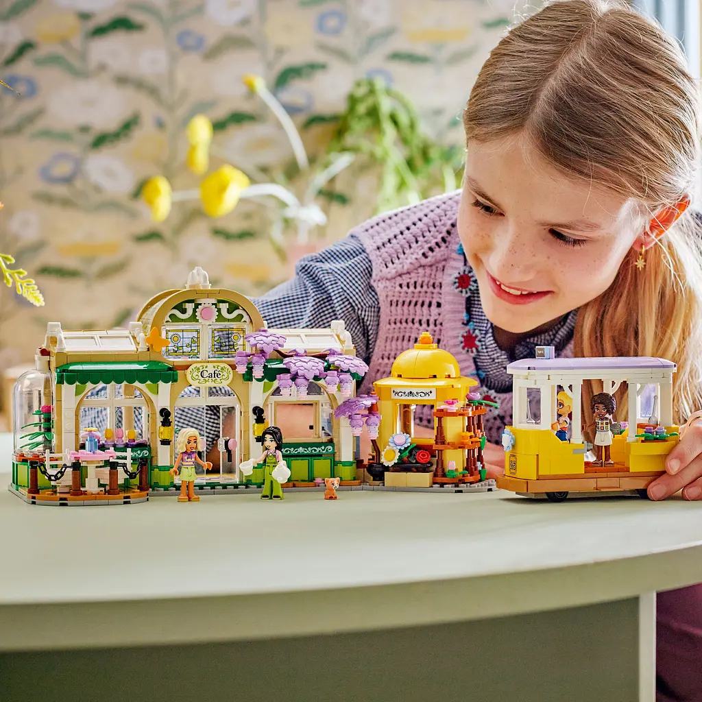Конструктор LEGO Friends Кофейня с растениями и цветочный магазин 1138 деталей (42671) - фото 14
