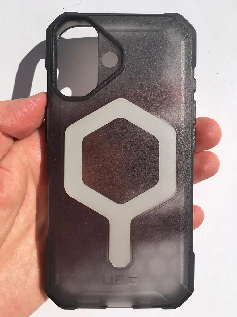 Чохол протиударний UAG Essential Armor MagSafe для iPhone 16 (6.1") Ash 114450113131 - фото 5
