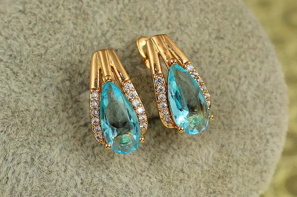 Сережки Xuping Jewelry Сонет із голубим каменем 1,7 см золотисті - фото 2