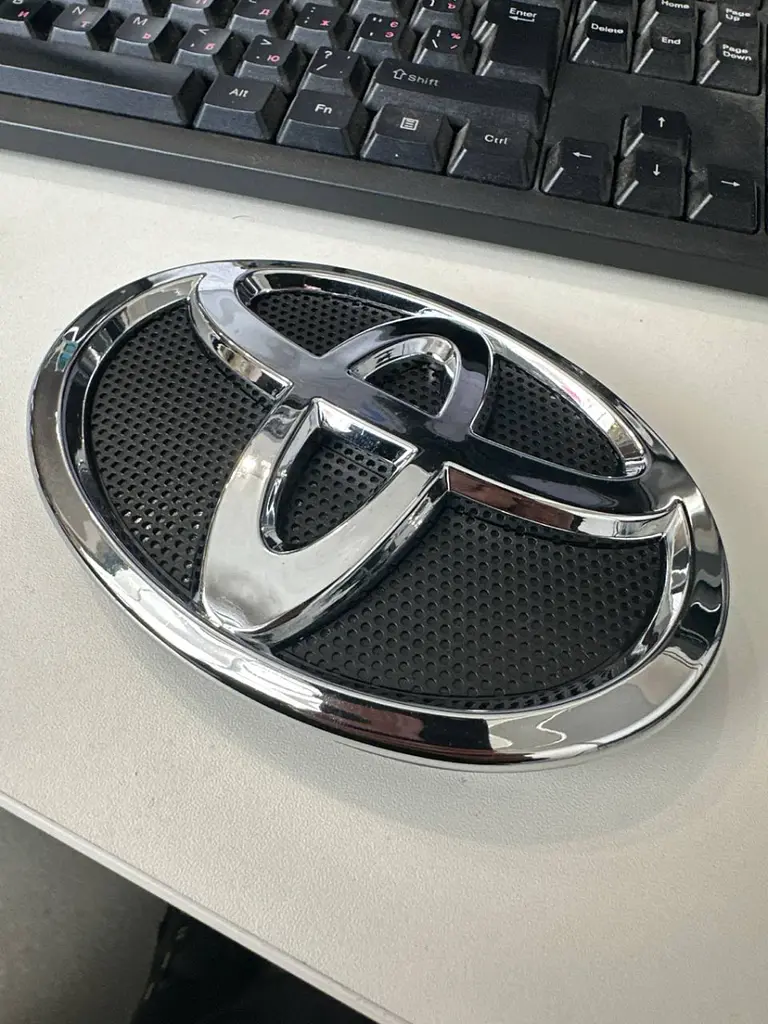 Емблема логотип Toyota 140х95 мм пластик 2 напрямні та 3 пуклей Туреччина - фото 3