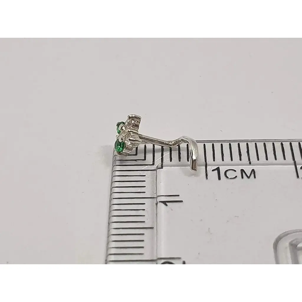 Серебряная серьга-пирсинг в нос Dear. 1041.6С Зеленый - фото 3