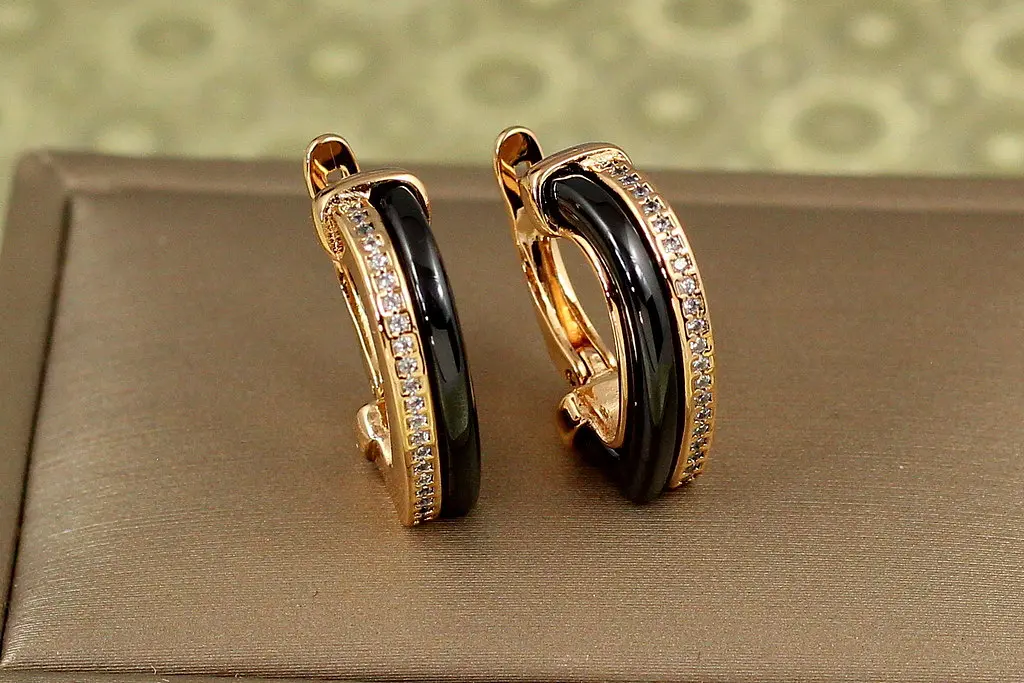 Сережки Xuping Jewelry норматив із чорною керамікою 2 см золотисті - фото 2