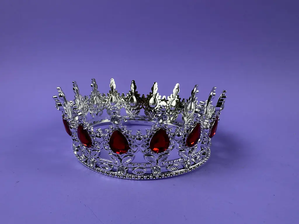 Корона на торт срібна з червоним камінням, діаметр 12 см, для декору святкових випічки та десертів - фото 2