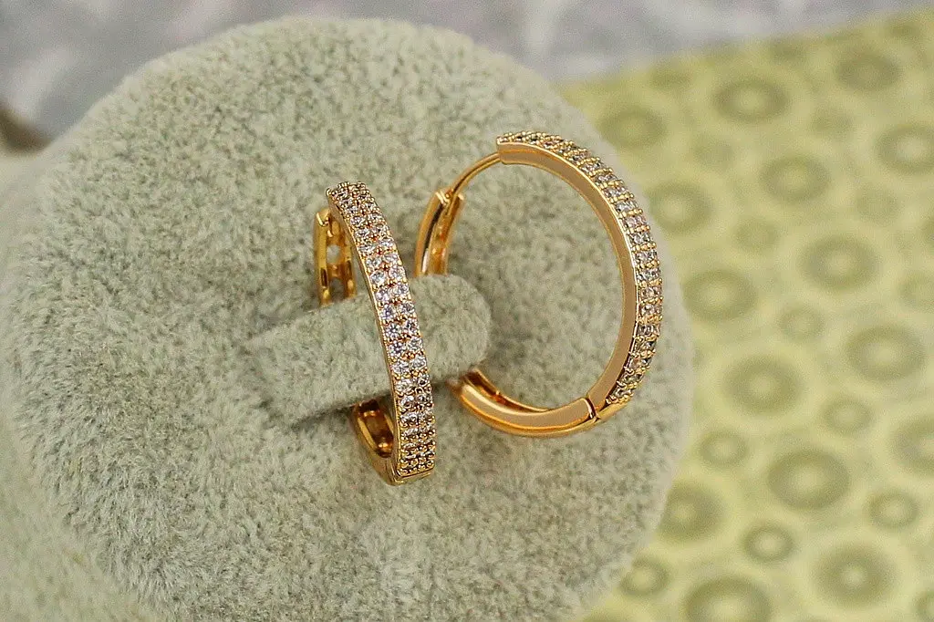 Сережки кільця Хuping Jewelry дві доріжки з дрібними каменями 2 см золотисті - фото 2