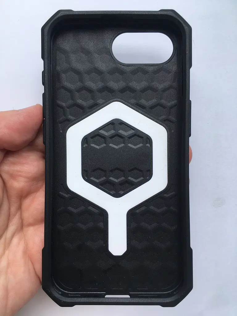 Оригінальний протиударний чохол для iPhone 16e / 17e UAG Essential Armor MagSafe Black 114496114040 - фото 3