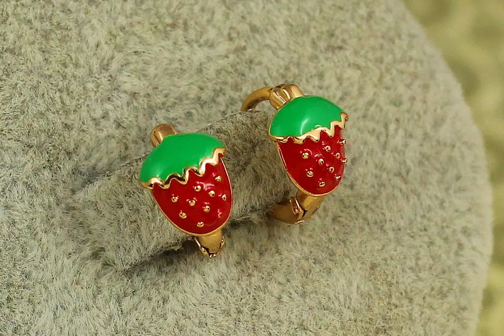 Сережки дитячі Xuping Jewelry суничка 1,1 см золотисті - фото 2