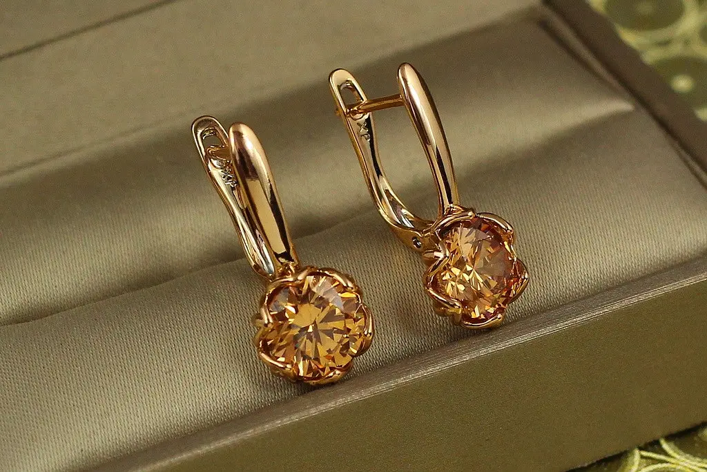 Сережки Xuping Jewelry велична простота з каменем шмпанське 2.3 см золотисті - фото 2