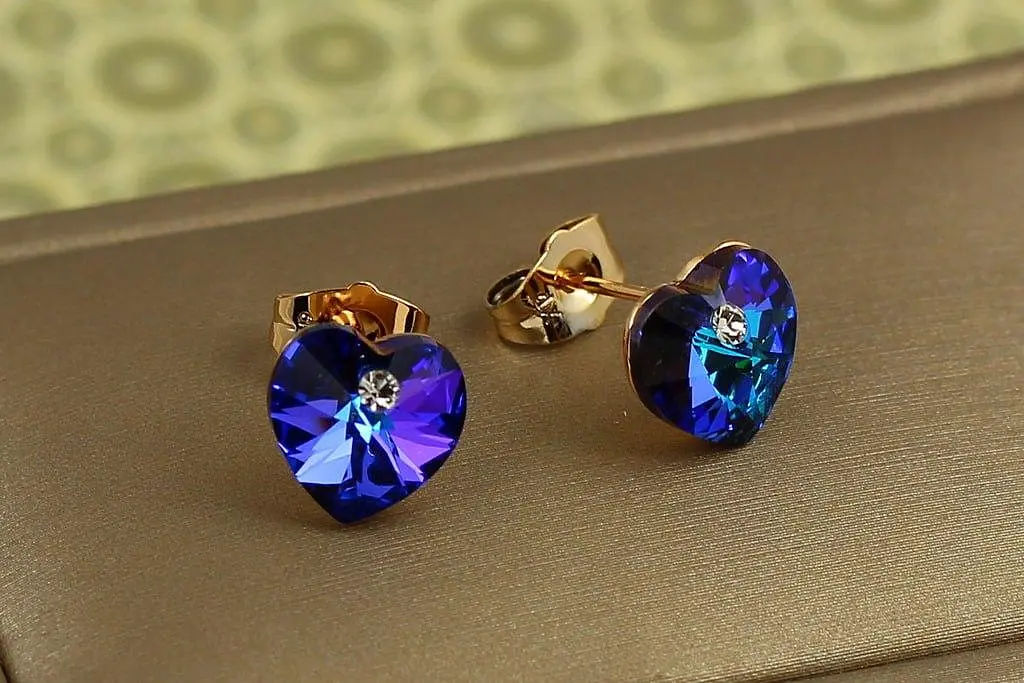 Сережки гвоздики Xuping Jewelry Сваровські сердечки сині хамелеон 1 см золотисті - фото 2