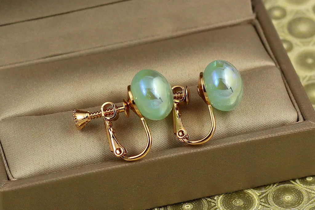 Серьги клипсы Xuping Jewelry шарики зеленый перламутр 1,6 см золотистые - фото 2
