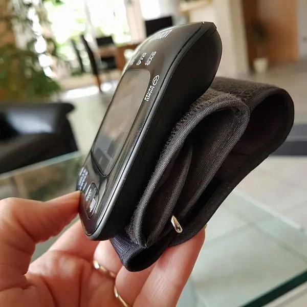 Тонометр Omron RS7 Intelli IT (HEM-6232T-E) на запястье. - фото 6