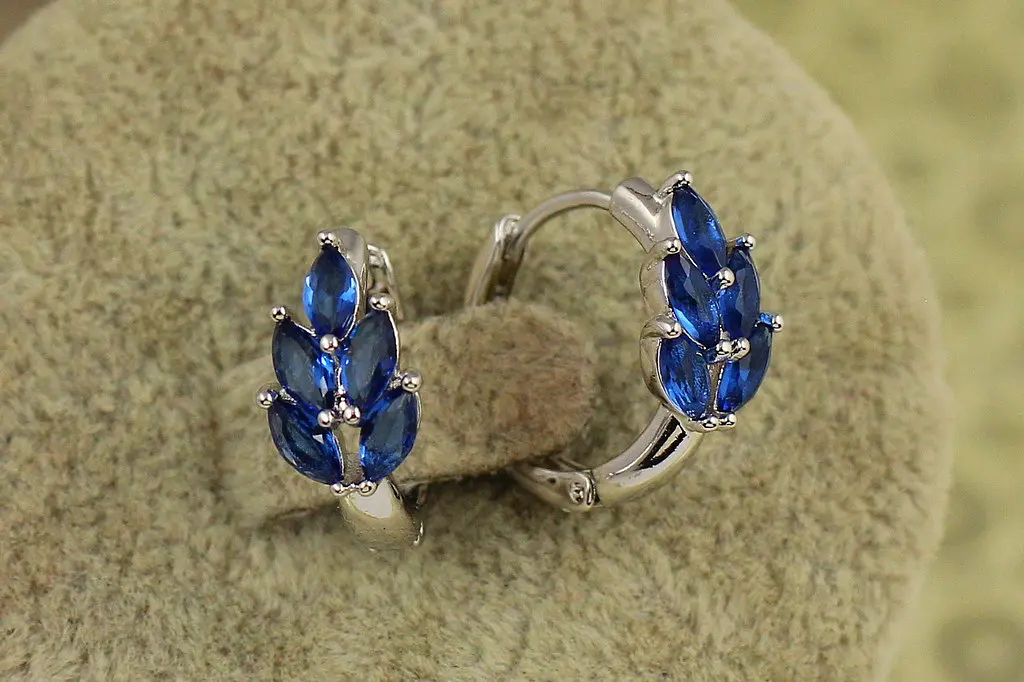 Сережки Xuping Jewelry Листочки з синіми каменями 1.5 см сріблясті - фото 2
