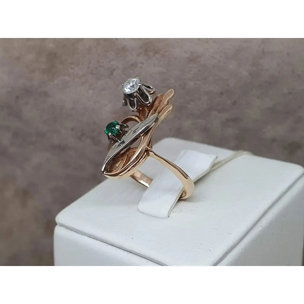 Золотое кольцо ЮЗ "Багет" с бриллиантами и изумрудом. 61976 16 - фото 4