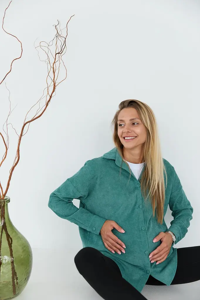 Женская рубашка для беременных стиля oversize из микровельвета Varna размер L-XL Lullababe темно-оливковая - фото 10