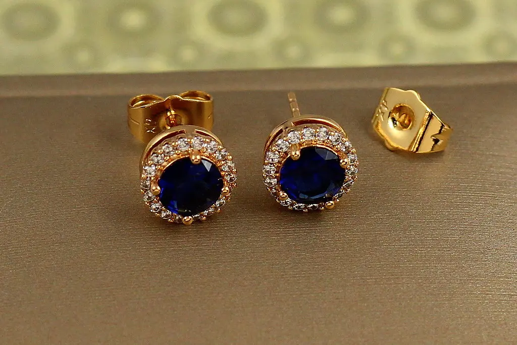 Серьги гвоздики Xuping Jewelry аминь окантовка синие фианиты 9 мм золотистые