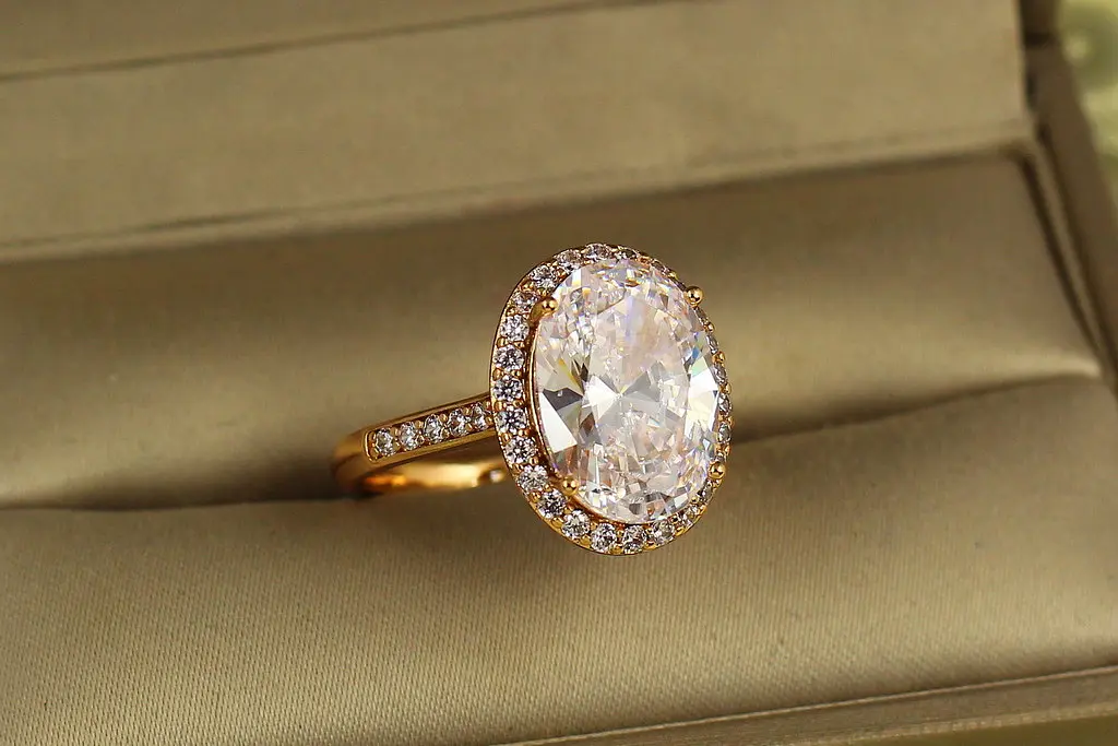 Кільце Xuping Jewelry малинки з білим каменем р 16 золотисте - фото 2