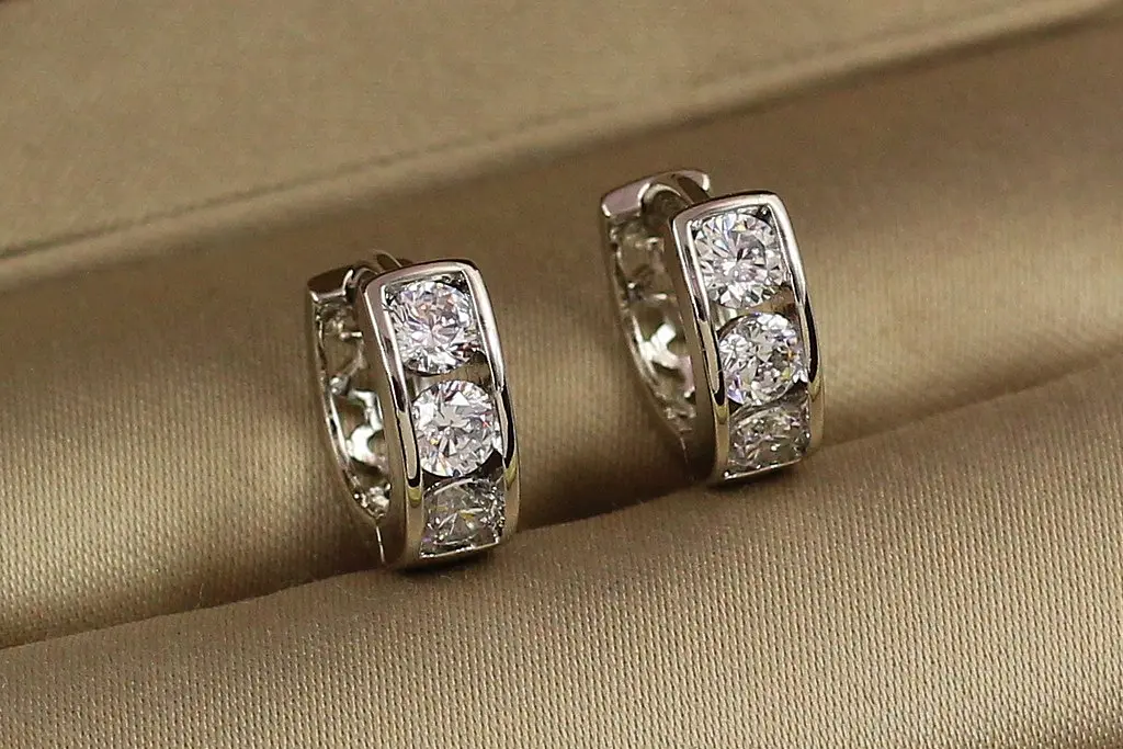 Сережки колечки Xuping Jewelry три крупні каменя 1,2 см сріблясті - фото 2
