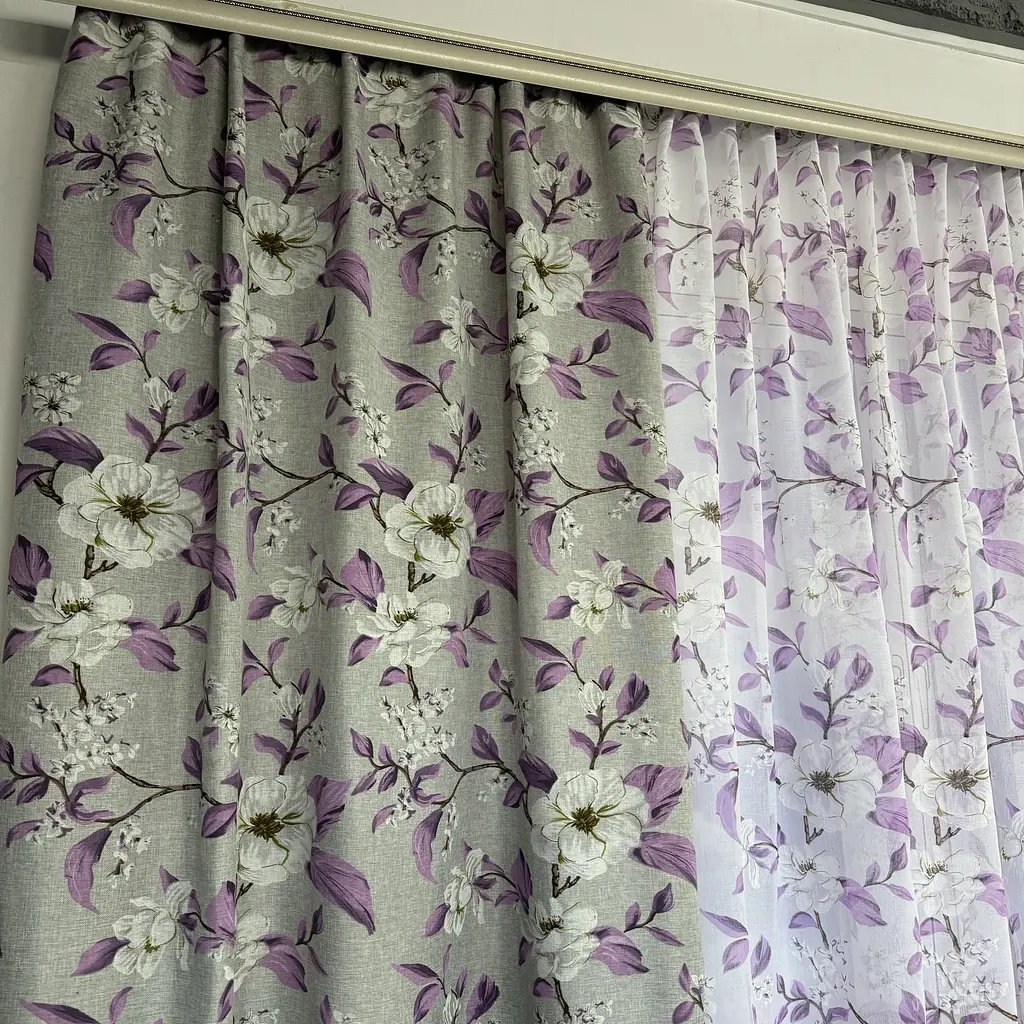 Льняні штори сірого кольору з фіолетовими квітами 150х270 з тюлистом батистовим 400х270 на тасьме ALBO pbe0052608 - фото 2