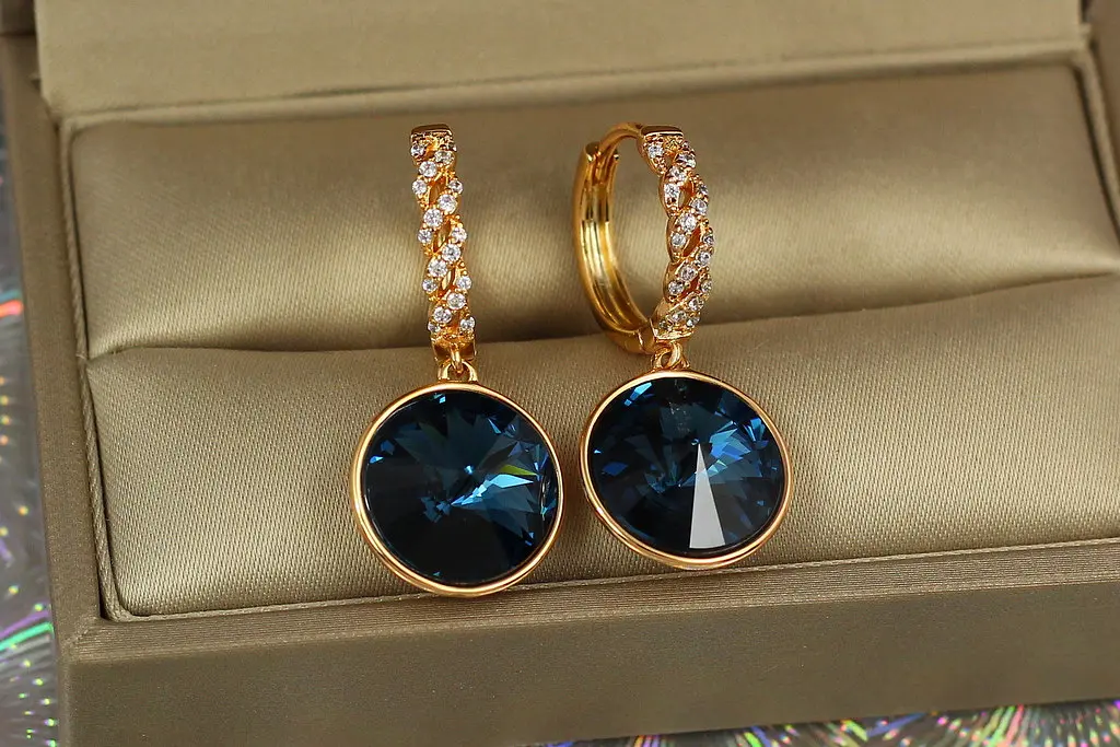 Серьги Xuping Jewelry подвески крупный камень в ободке темно-синие хамелеоны 3 см золотистые - фото 2