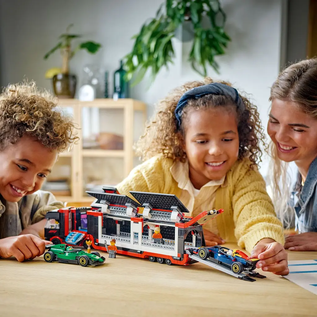 Конструктор LEGO City Грузовик F1 с автомобилями RB20 и AMR24, 1086 деталей (60445)
 - фото 12