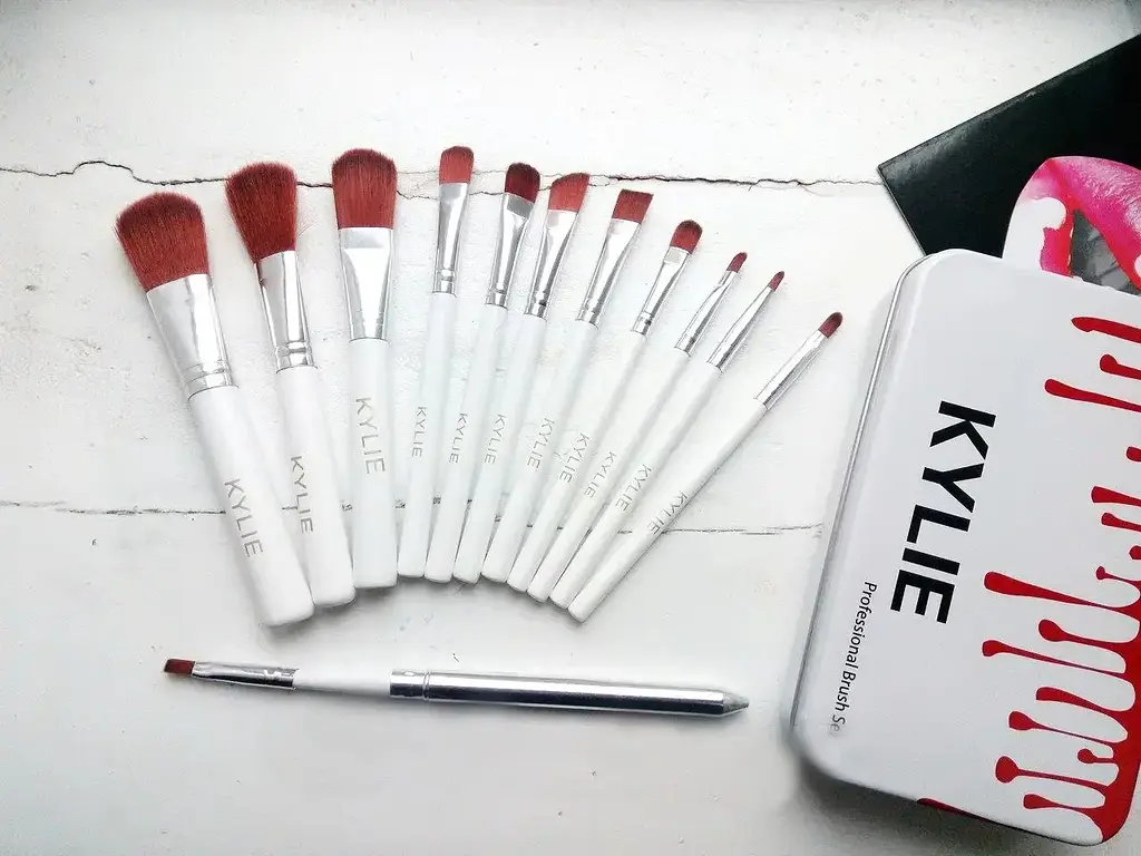 Професійні пензлики для макіяжу Kylie Professional Brush Set 12 шт. ∙ Набір кистей Kylie Professional для очей та обличчя - фото 5