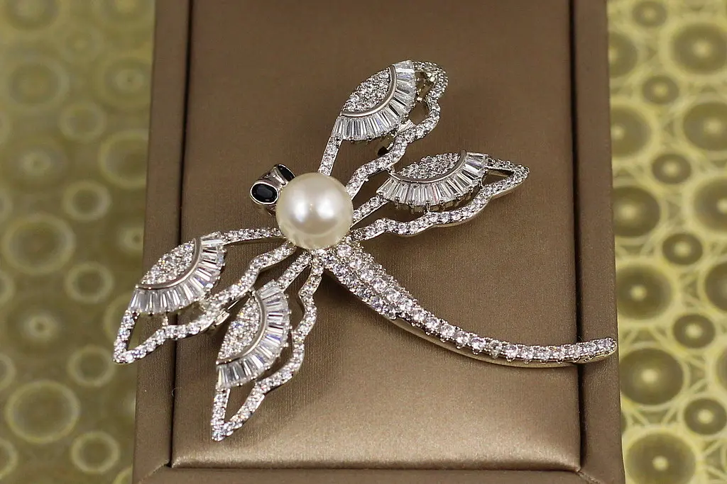 Брошка Xuping Jewelry бабка з перлиною 4 см срібляста