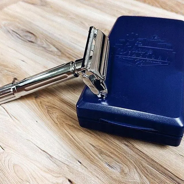Т-подібний станок для гоління The Shave Factory Shave Safety Razor з футляром та лезами - фото 2