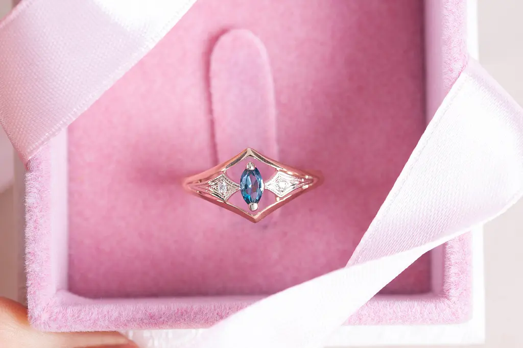 Каблучка з червоного і білого золота з топазом 17.5 K-0143 - фото 5