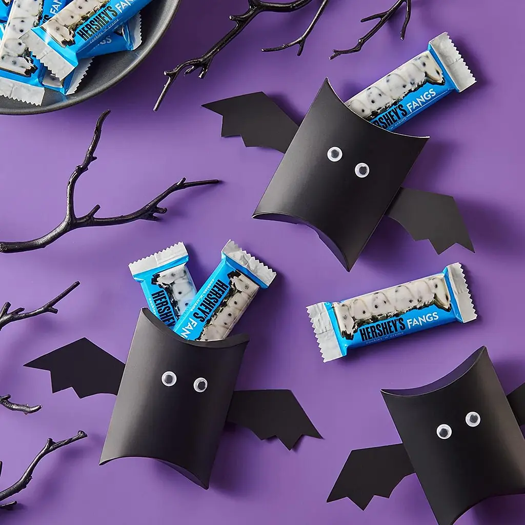 Шоколадні батончики Hershey`s Halloween Fangs Cookies N Creme 267g - фото 4