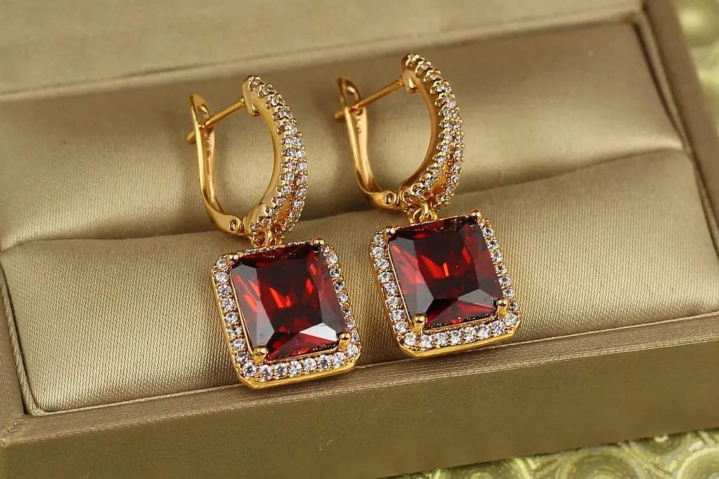Сережки підвіски Xuping Jewelry авангард з червоним каменем 3 см золотисті - фото 2