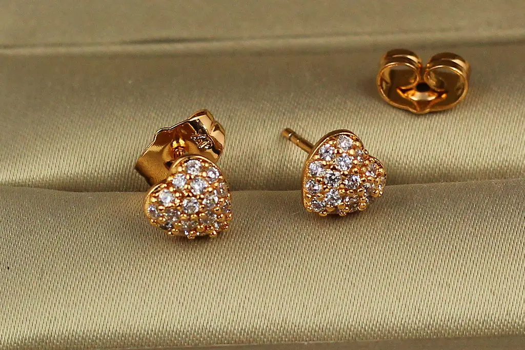 Сережки гвоздики Xuping Jewelry сердечка в камінцях 7 мм золотисті - фото 2