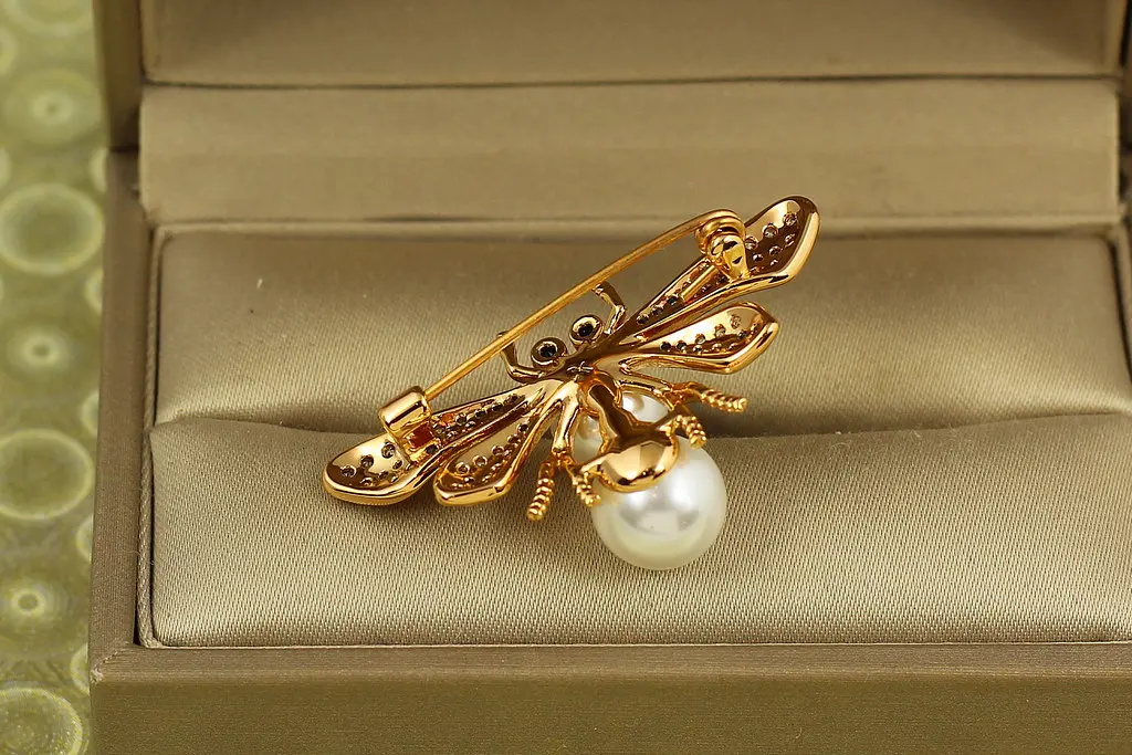 Брошка Xuping Jewelry Жучок з двома перлинами золотиста - фото 2
