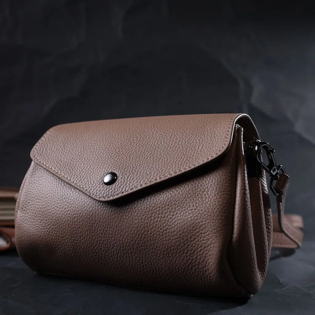Компактна шкіряна сумка з трикутним клапаном Vintage 22256 бежева - фото 7