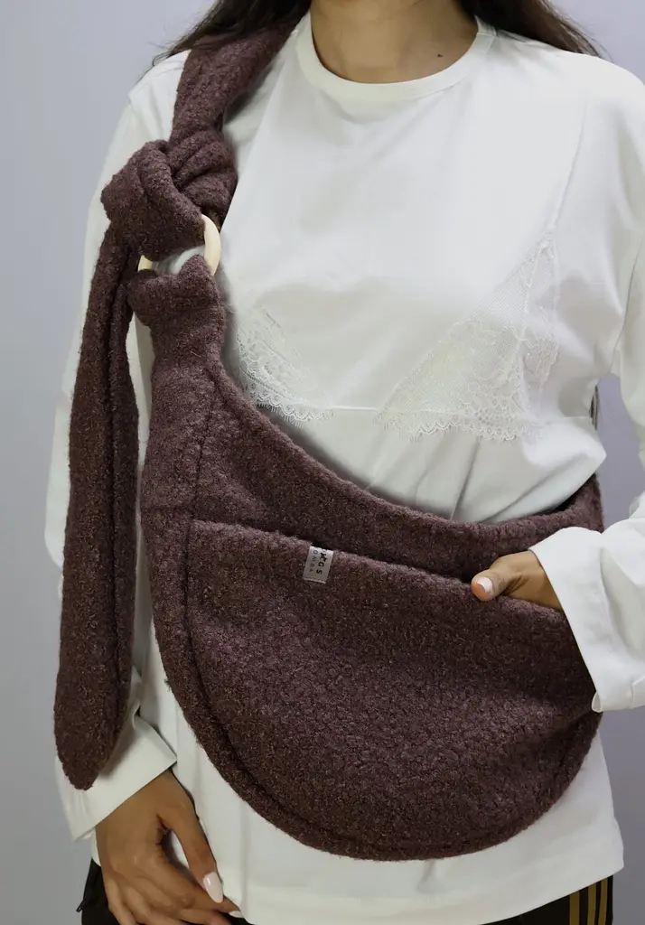 Слінг сумка переноска через плече для тварин собак котів дрібних порід до 6 кг ремінцем із кишенею dogs bomba коричневий  - фото 6