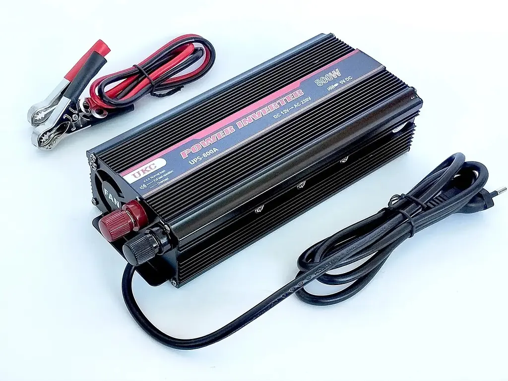 Перетворювач напруги 800 W 12 V-220 V автомобільний інвертор з функцією заряджання акумулятора 10 A модифікована синусоїда UKC UPS-800A