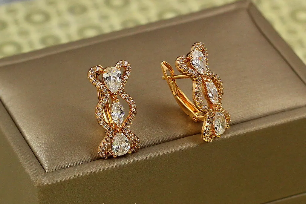 Сережки Xuping Jewelry зиб з білими каменями 2,2 см золотисті - фото 2