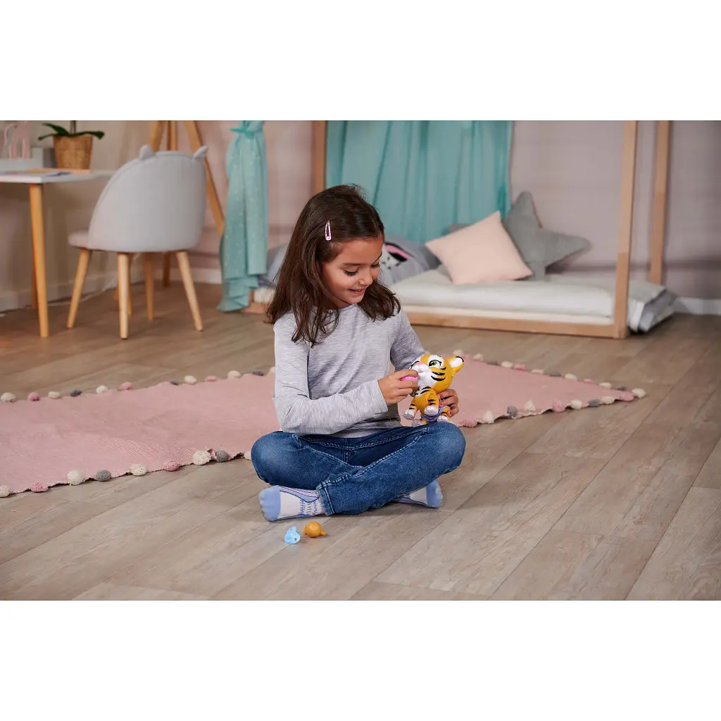 Ігровий набір Simba Pamper Petz Тигреня, що п'є і писає з кольоровою лапкою 3 аксесуарів-сюрпризу (5953575) - фото 10