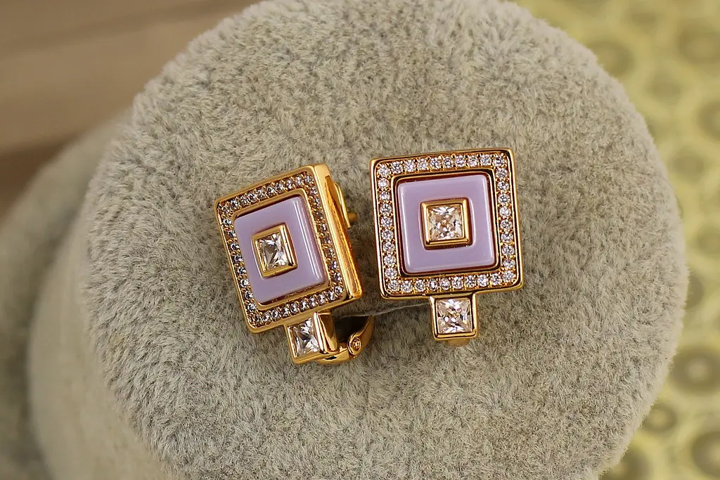 Сережки Xuping Jewelry Три квадрата з бузковою керамікою 1,6 см золотисті - фото 3
