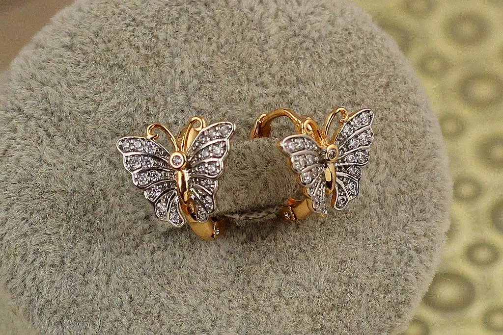 Сережки кільця Хuping Jewelry тропічний метелик з родієм 1,2 см золотисті - фото 2