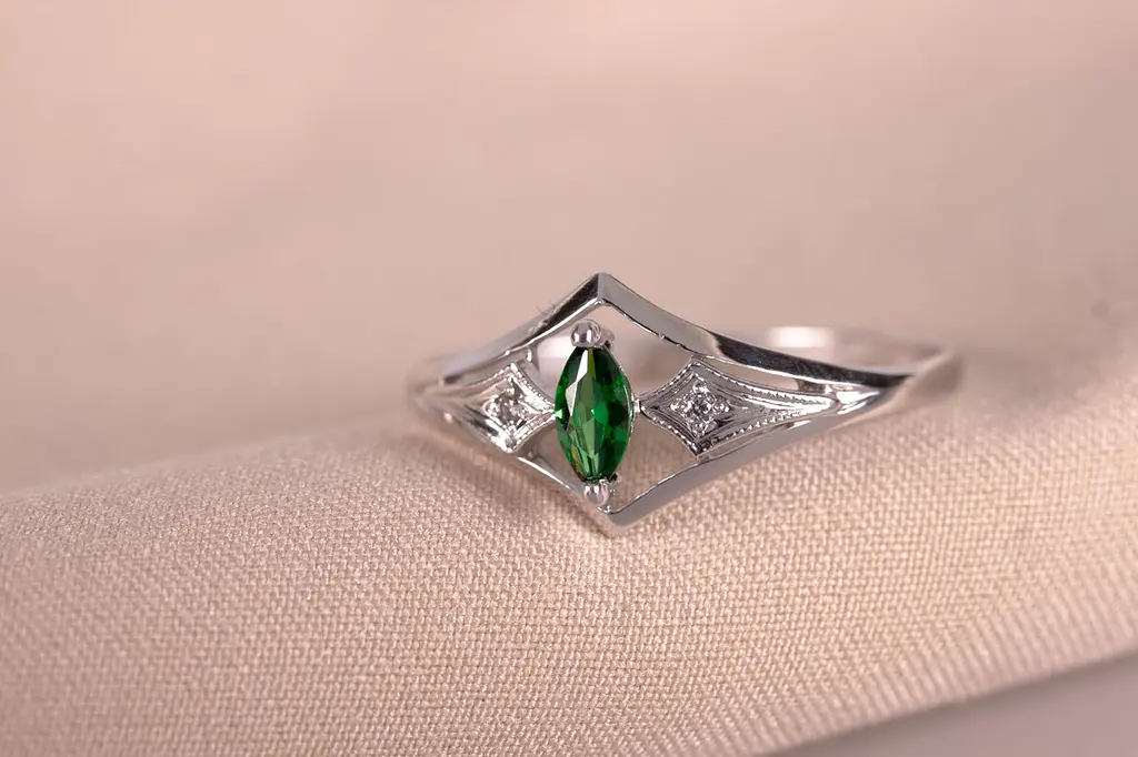 Каблучка з білого золота з зеленим каменем 16 K-0140 - фото 3