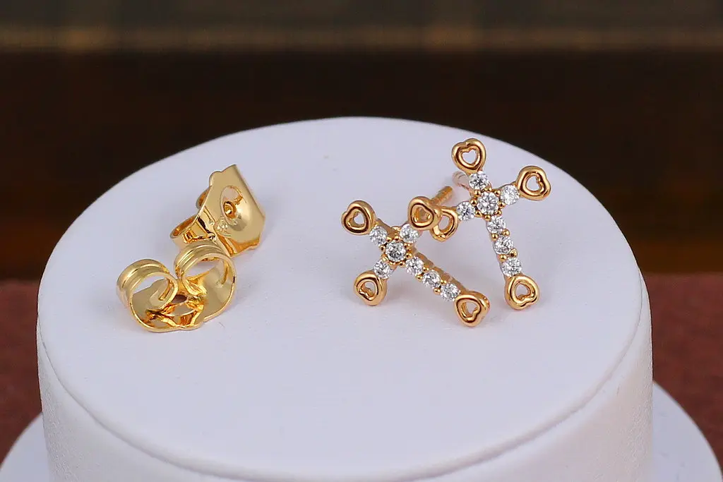 Сережки гвоздики Xuping Jewelry хрестики 1,2 см золотисті - фото 2