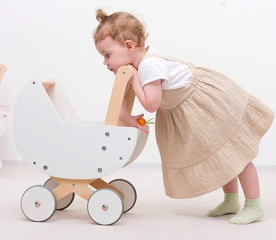 Дерев'яний візочок для ляльок New Classic Toys з постільною білизною білий (10760) - фото 3