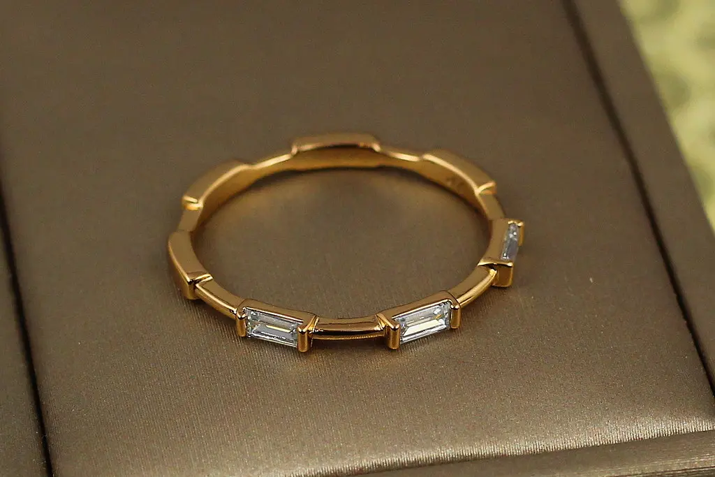 Кільце Xuping Jewelry Сальто з прямокутними каменями по колу р 19 золотисте - фото 3