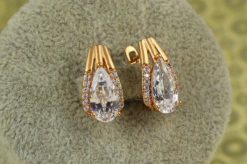 Сережки Xuping Jewelry Сонет з білим каменем 1,7 см золотисті