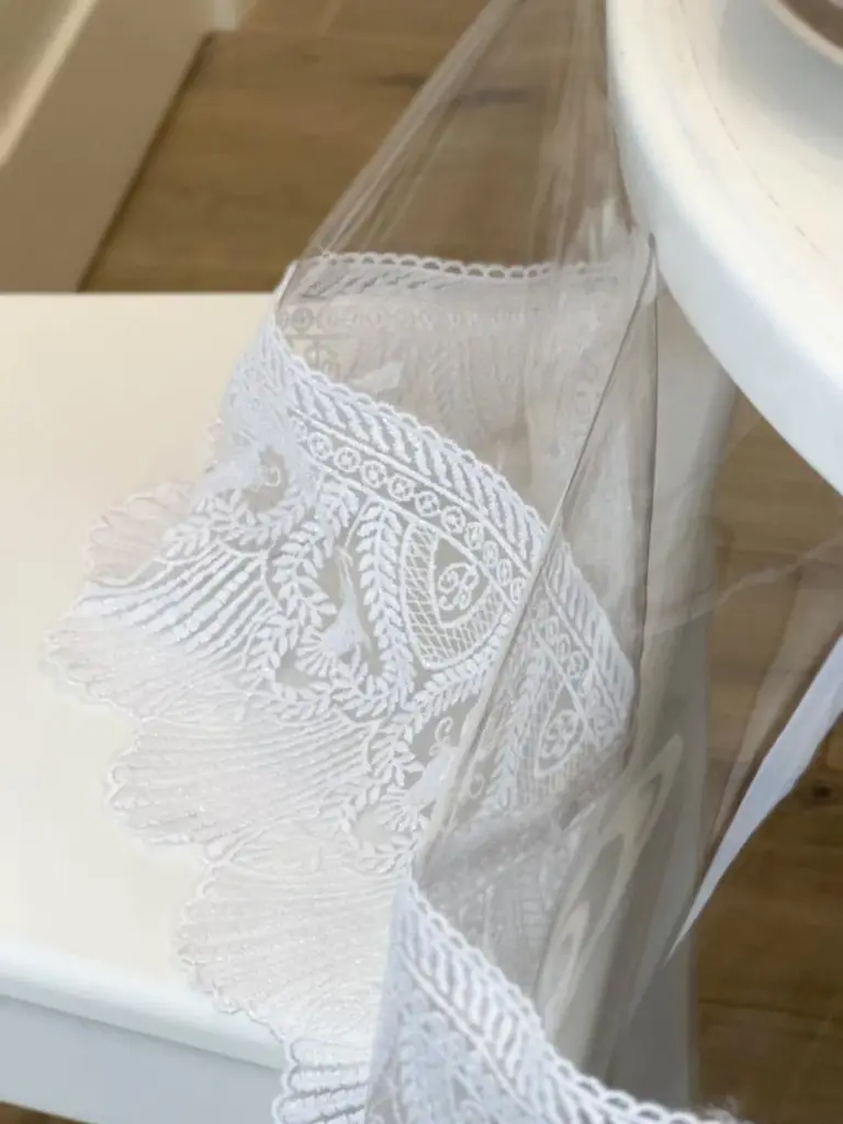 Силиконовая скатерть с белым кружевом Ришелье 15см 250х170 см - фото 3