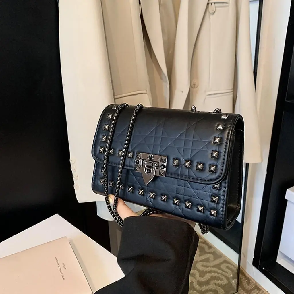 Сумка із заклепками на ланцюжку Lilly P2-87102A чорна - фото 3