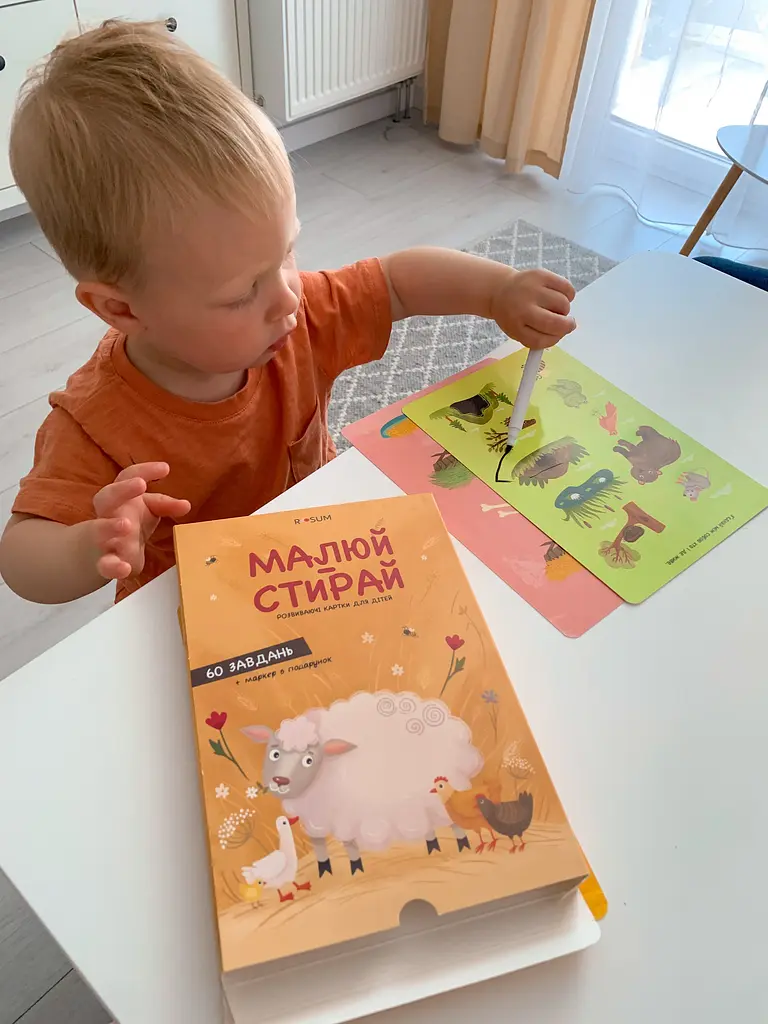 Розвиваючі багаторазові картки для дітей ROSUM Малюй-Стирай з маркером, 60 завдань, 2+ - фото 9