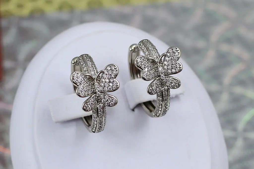 Сережки Xuping Jewelry політ метелика 2.4 см сріблясті - фото 3
