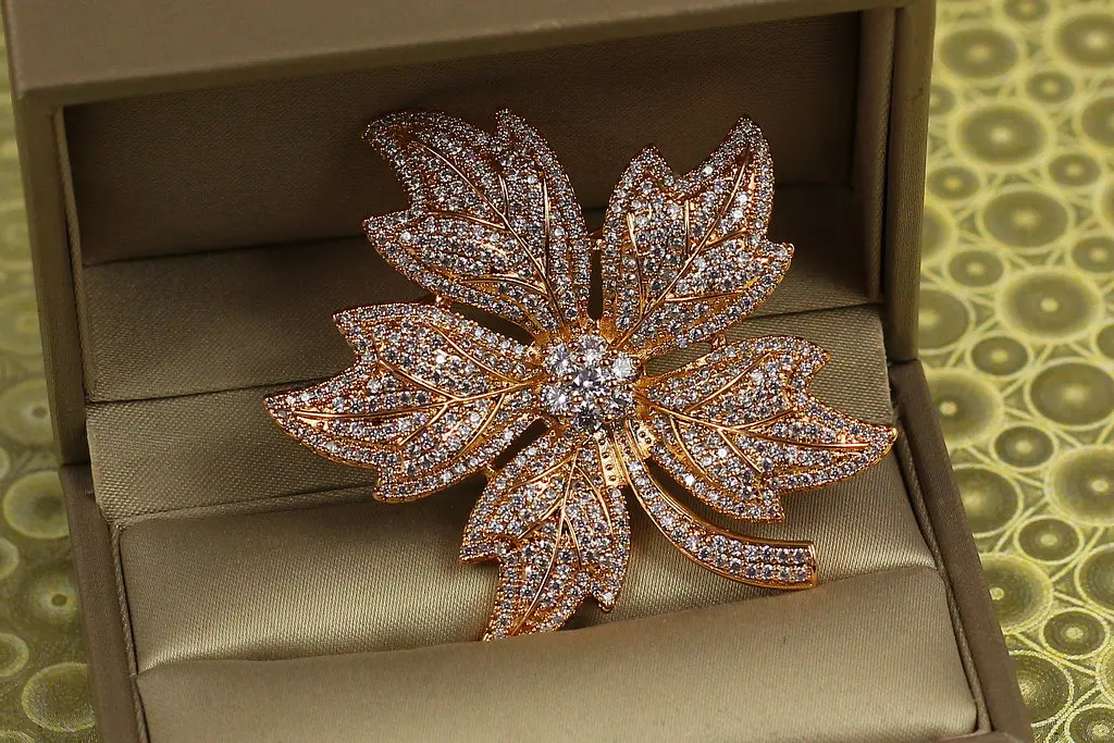 Брошка Xuping Jewelry велика волошка 5,5 см золотиста