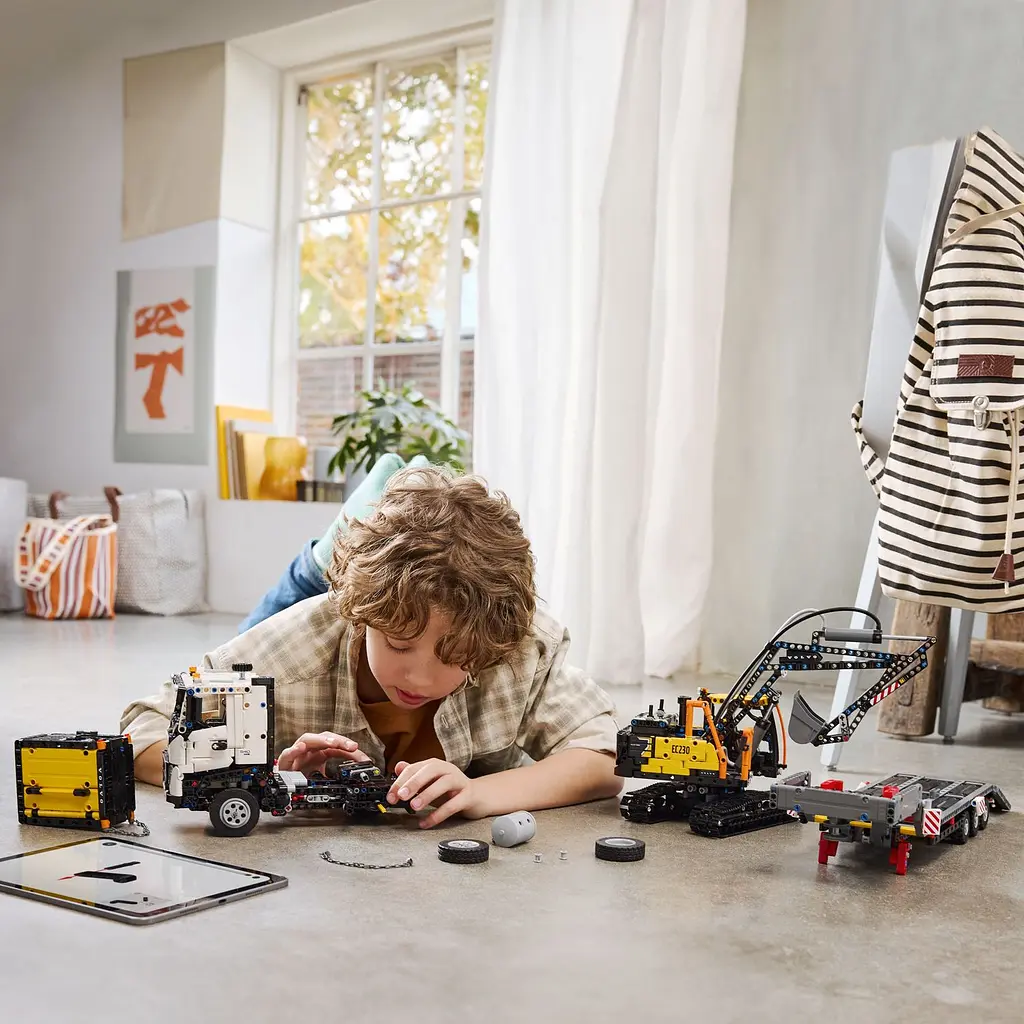 Конструктор LEGO Technic Грузовик Volvo FMX и Электрический экскаватор EC230, 2274 деталей (42175) - фото 5